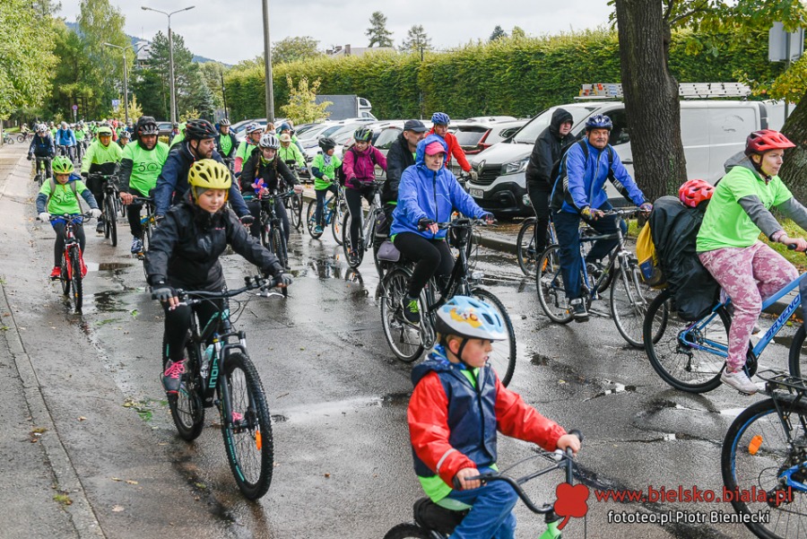 Pogoda w kratkę. Trudne warunki na trasie Rodzinnego Rajdu Rowerowego ZDJĘCIA