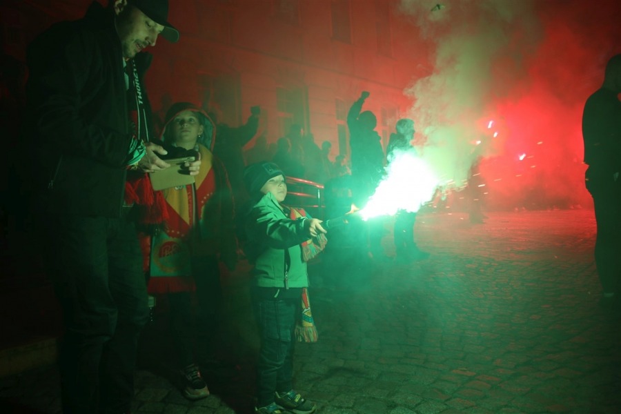 Nocny pochód kibiców ulicami Bielska-Białej. Pod ratuszem zapłonęły race ZDJĘCIA