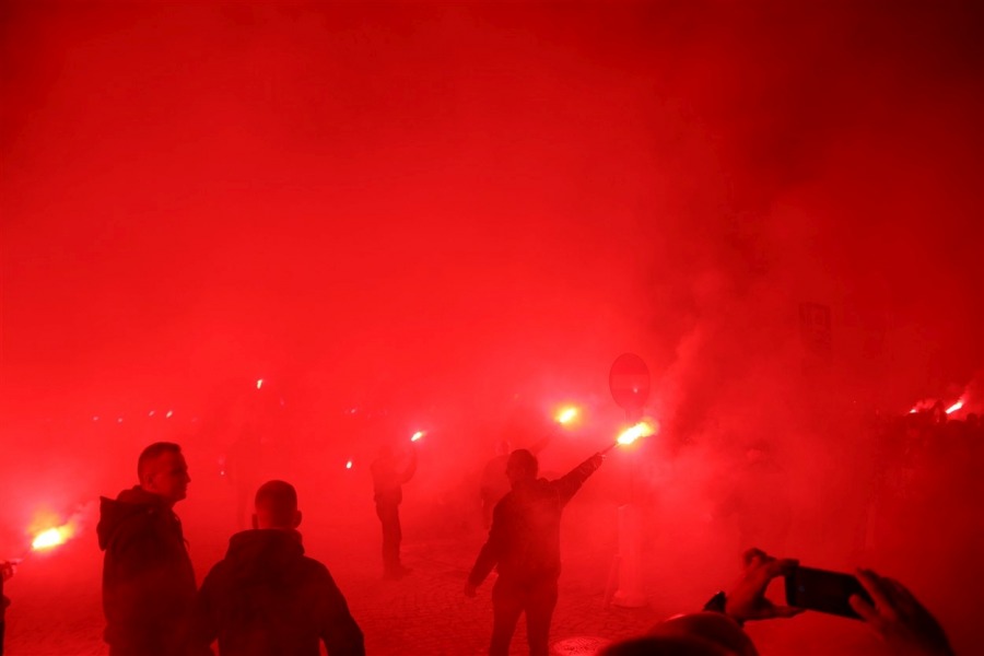 Nocny pochód kibiców ulicami Bielska-Białej. Pod ratuszem zapłonęły race ZDJĘCIA