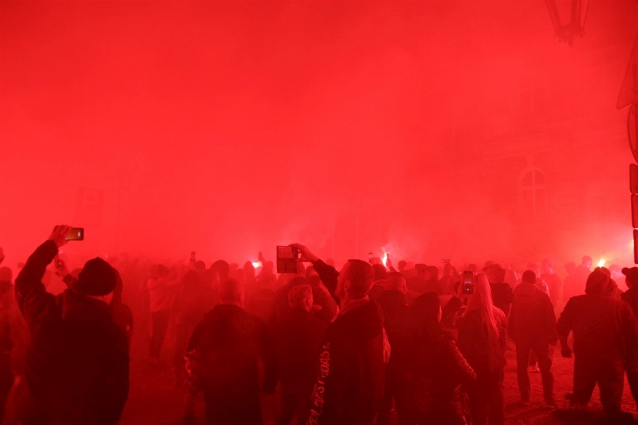 Nocny pochód kibiców ulicami Bielska-Białej. Pod ratuszem zapłonęły race ZDJĘCIA