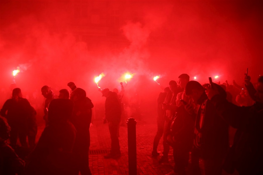Nocny pochód kibiców ulicami Bielska-Białej. Pod ratuszem zapłonęły race ZDJĘCIA