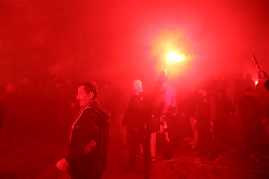 Nocny pochód kibiców ulicami Bielska-Białej. Pod ratuszem zapłonęły race ZDJĘCIA