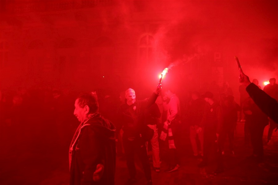 Nocny pochód kibiców ulicami Bielska-Białej. Pod ratuszem zapłonęły race ZDJĘCIA