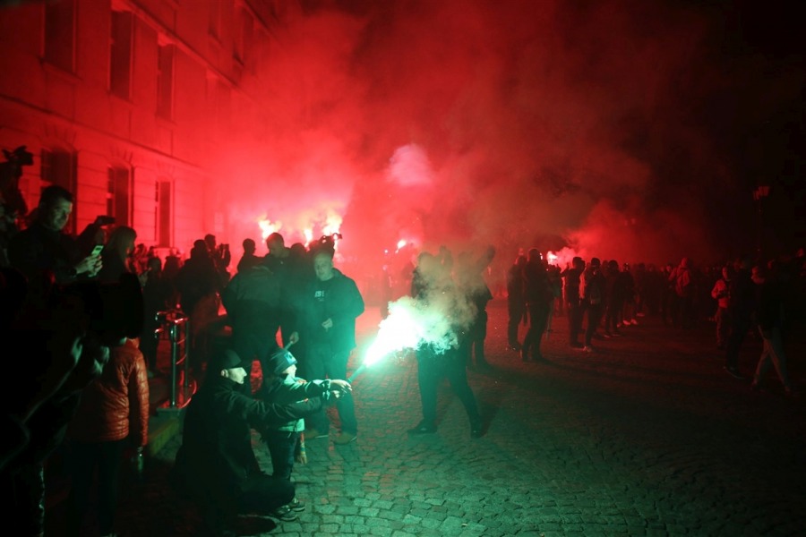 Nocny pochód kibiców ulicami Bielska-Białej. Pod ratuszem zapłonęły race ZDJĘCIA