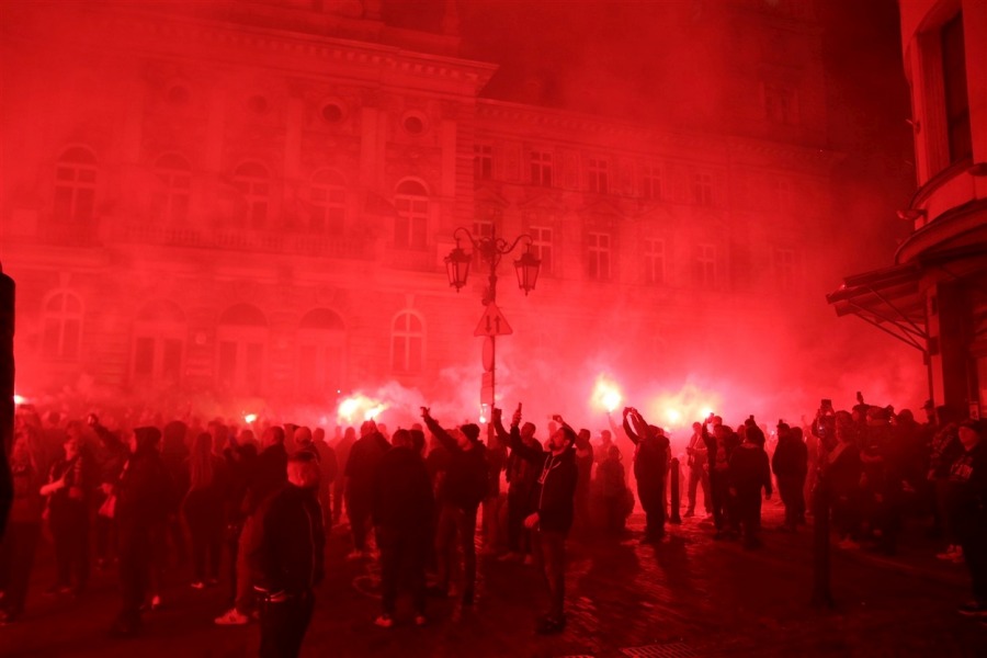 Nocny pochód kibiców ulicami Bielska-Białej. Pod ratuszem zapłonęły race ZDJĘCIA