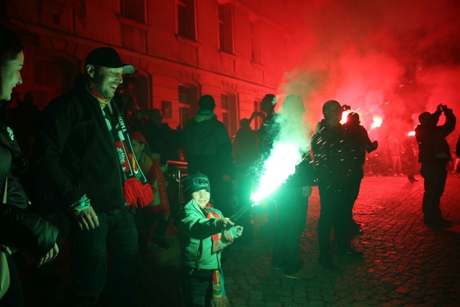 Nocny pochód kibiców ulicami Bielska-Białej. Pod ratuszem zapłonęły race ZDJĘCIA