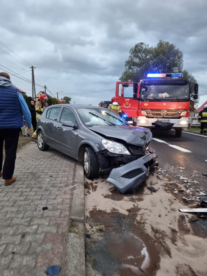 Groźny wypadek samochodu z dziennikarzami. Cud, że nikt nie zginął - foto