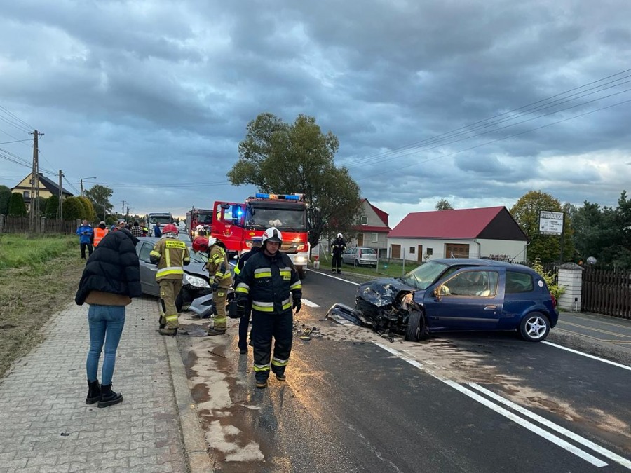 Groźny wypadek samochodu z dziennikarzami. Cud, że nikt nie zginął - foto