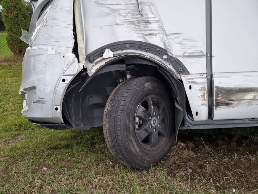 Groźny wypadek samochodu z dziennikarzami. Cud, że nikt nie zginął - foto