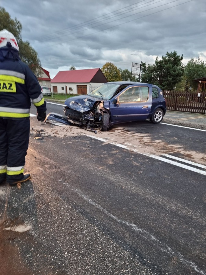 Groźny wypadek samochodu z dziennikarzami. Cud, że nikt nie zginął - foto