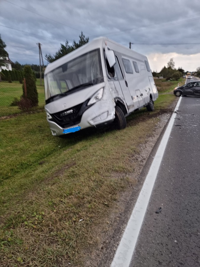 Groźny wypadek samochodu z dziennikarzami. Cud, że nikt nie zginął - foto