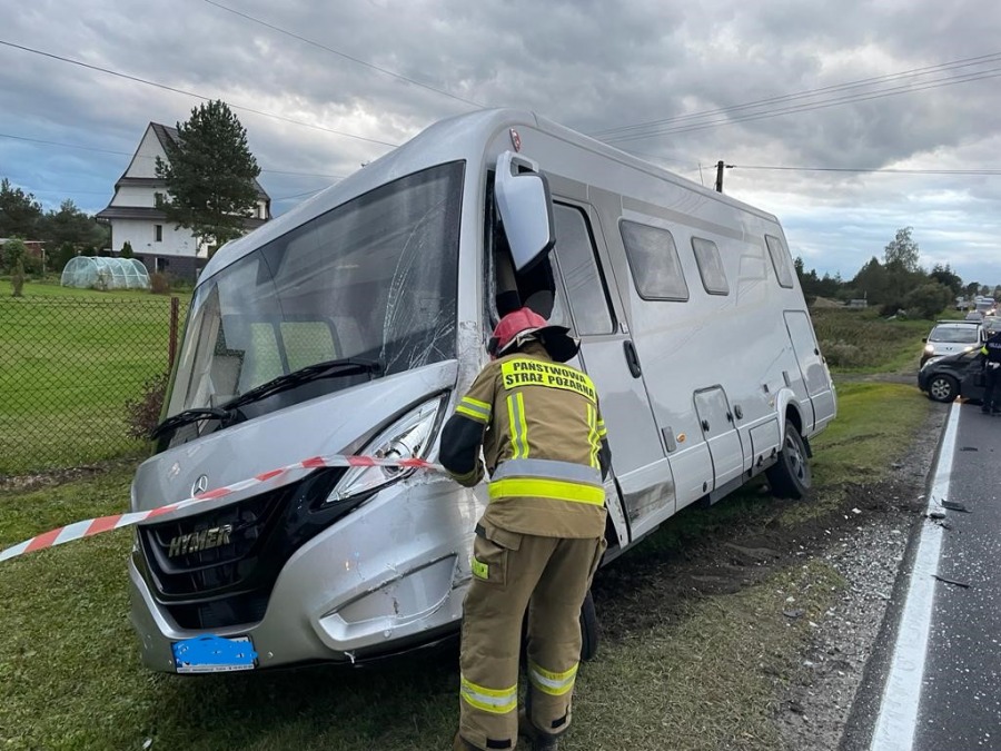 Groźny wypadek samochodu z dziennikarzami. Cud, że nikt nie zginął - foto
