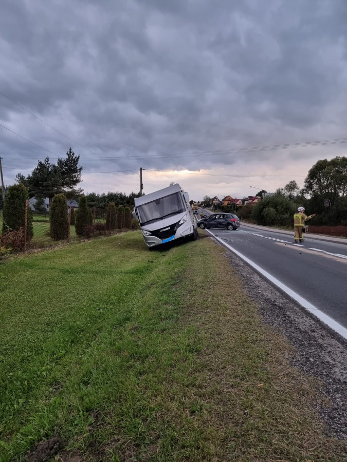 Groźny wypadek samochodu z dziennikarzami. Cud, że nikt nie zginął - foto