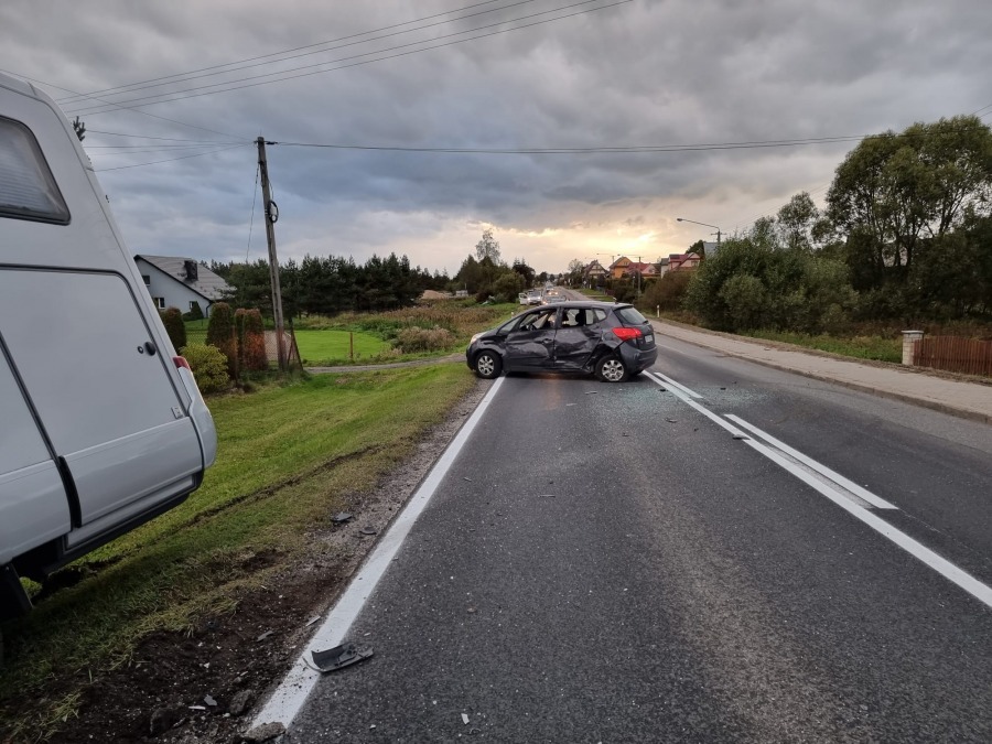 Groźny wypadek samochodu z dziennikarzami. Cud, że nikt nie zginął - foto
