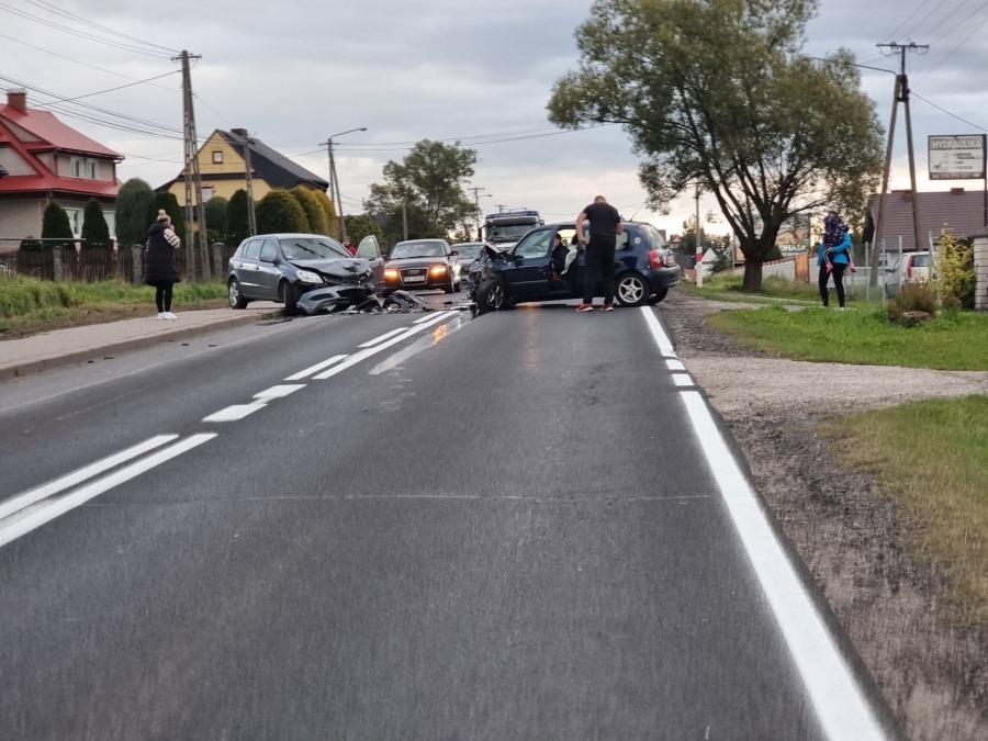 Groźny wypadek samochodu z dziennikarzami. Cud, że nikt nie zginął - foto