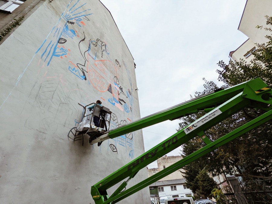Nowy mural w sąsiedztwie kin Apollo i Rialto. Ukłon w stronę reklamy w czasach PRL - foto