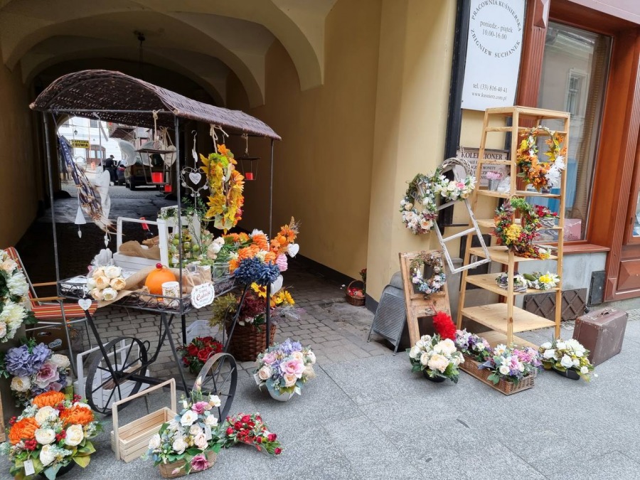 Zaskakujący jarmark w bramie przy 11 Listopada. Przedmioty cieszące oczy i duszę - foto