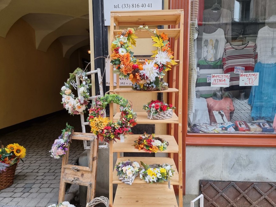 Zaskakujący jarmark w bramie przy 11 Listopada. Przedmioty cieszące oczy i duszę - foto