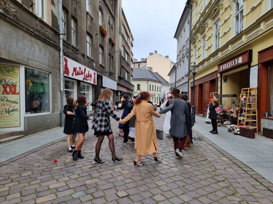 Zaskakujący jarmark w bramie przy 11 Listopada. Przedmioty cieszące oczy i duszę - foto