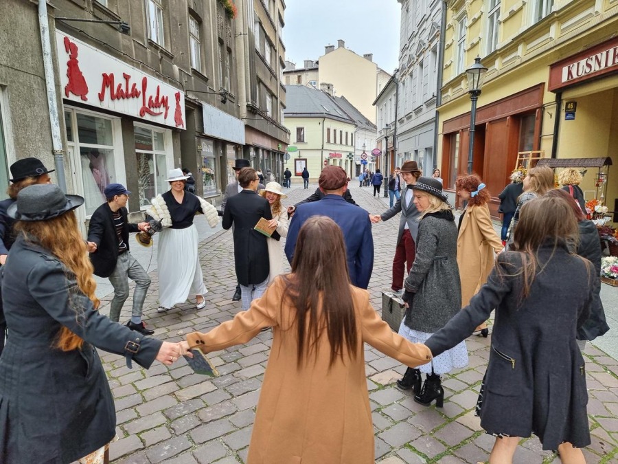 Zaskakujący jarmark w bramie przy 11 Listopada. Przedmioty cieszące oczy i duszę - foto