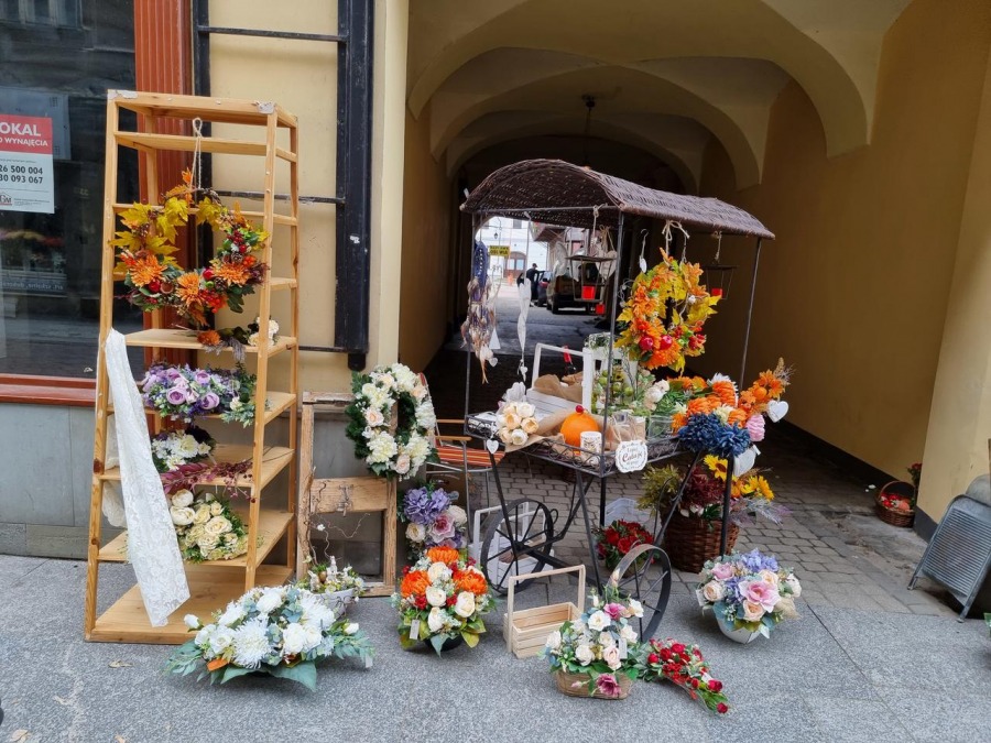 Zaskakujący jarmark w bramie przy 11 Listopada. Przedmioty cieszące oczy i duszę - foto