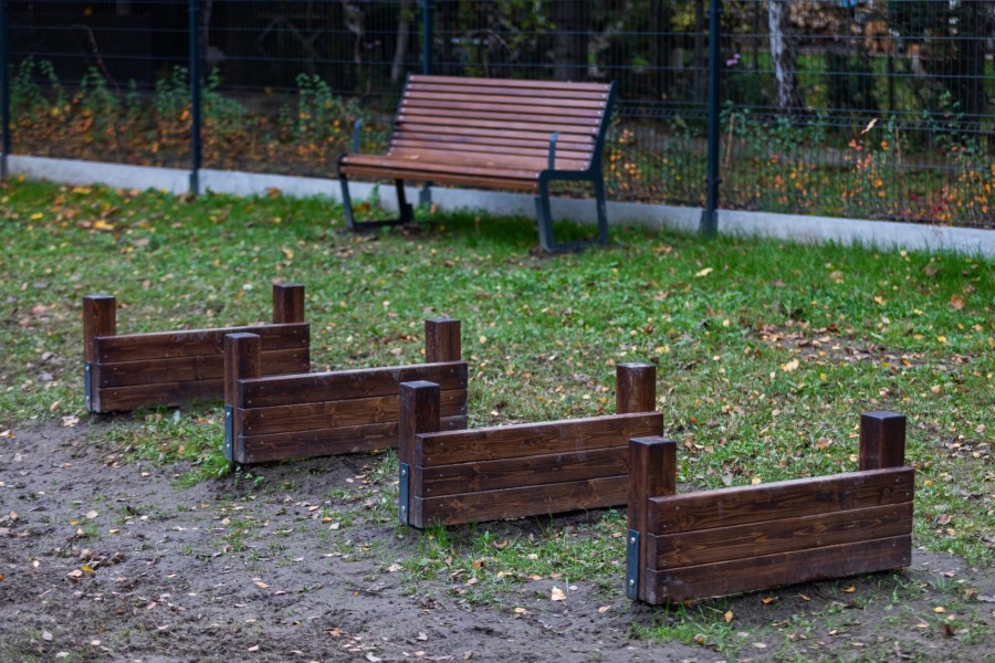 Powstał wybieg z toaletami dla psów. Są kosze na ekskrementy z podajnikami toreb ZDJĘCIA