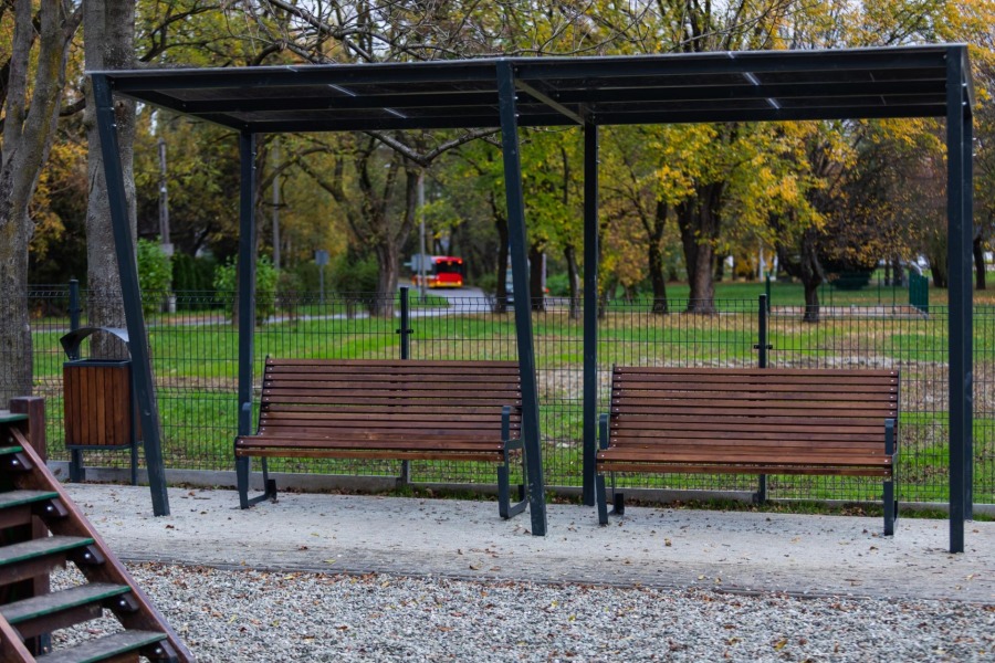 Powstał wybieg z toaletami dla psów. Są kosze na ekskrementy z podajnikami toreb ZDJĘCIA