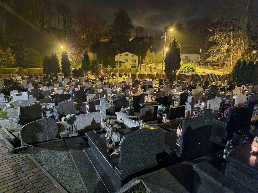 Spokój na cmentarzach. Sprzedawcy wierzą, że szczyt nadejdzie ZDJĘCIA