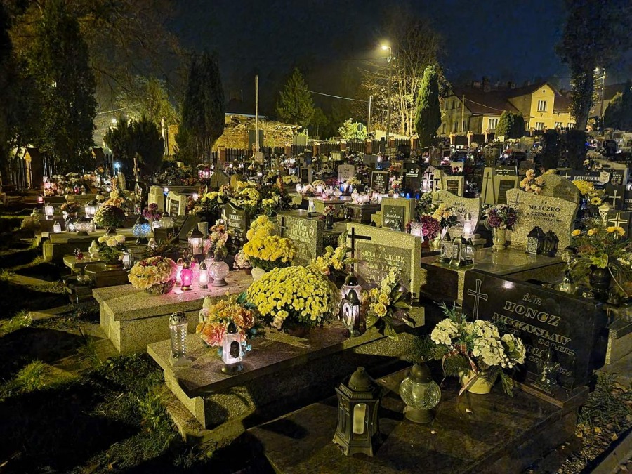 Spokój na cmentarzach. Sprzedawcy wierzą, że szczyt nadejdzie ZDJĘCIA