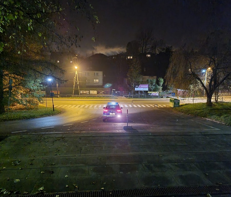Spokój na cmentarzach. Sprzedawcy wierzą, że szczyt nadejdzie ZDJĘCIA