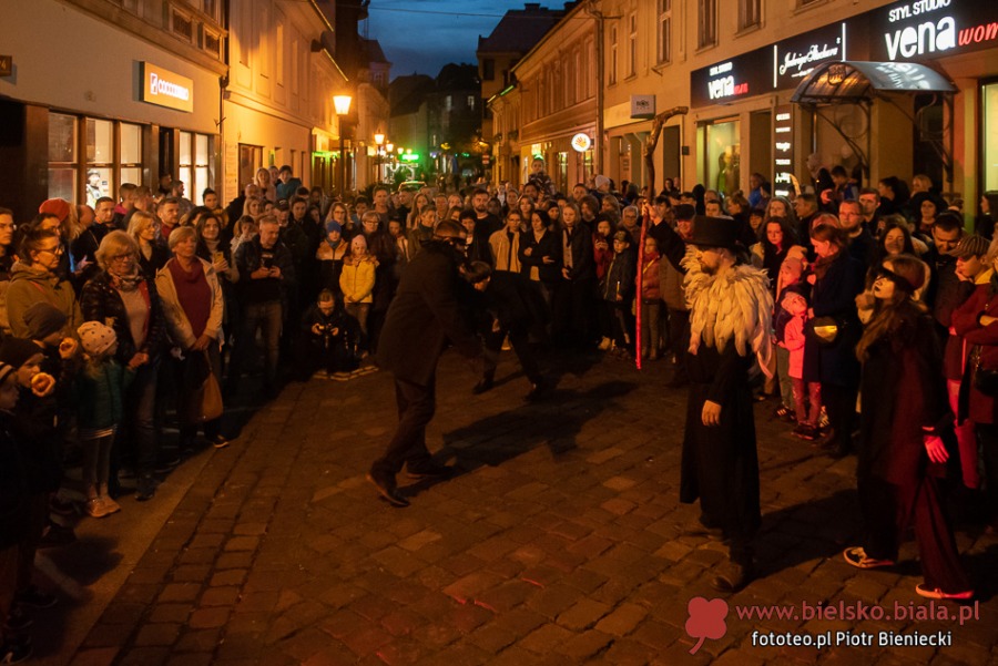 Wieczór grozy na ul. 11 Listopada. Upiory i duchy wyszły po zmroku ZDJĘCIA