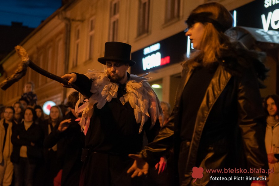 Wieczór grozy na ul. 11 Listopada. Upiory i duchy wyszły po zmroku ZDJĘCIA