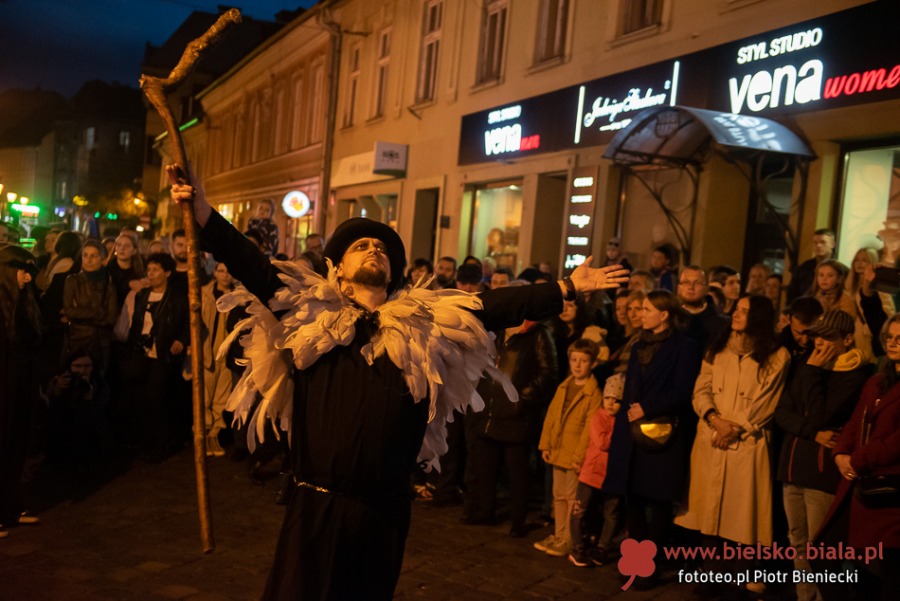Wieczór grozy na ul. 11 Listopada. Upiory i duchy wyszły po zmroku ZDJĘCIA