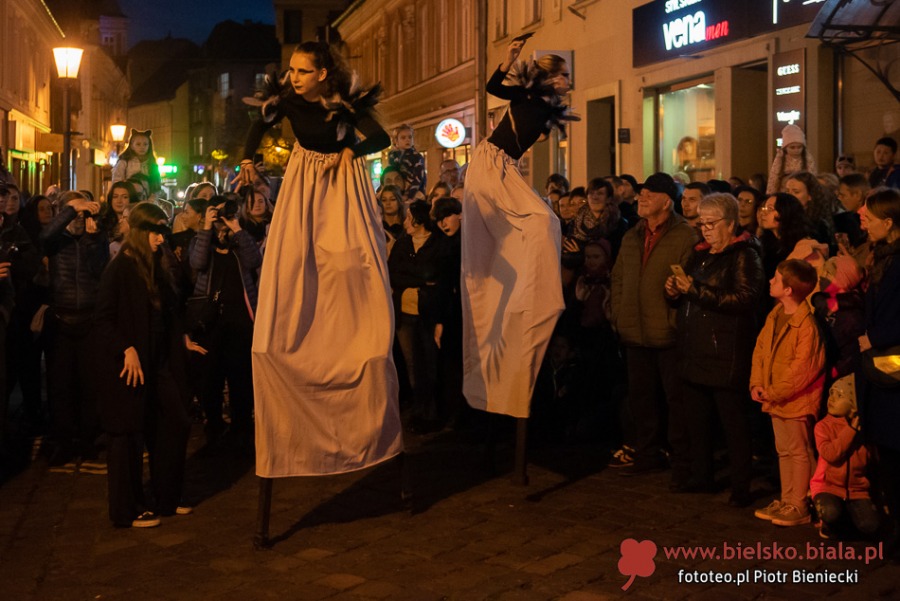 Wieczór grozy na ul. 11 Listopada. Upiory i duchy wyszły po zmroku ZDJĘCIA