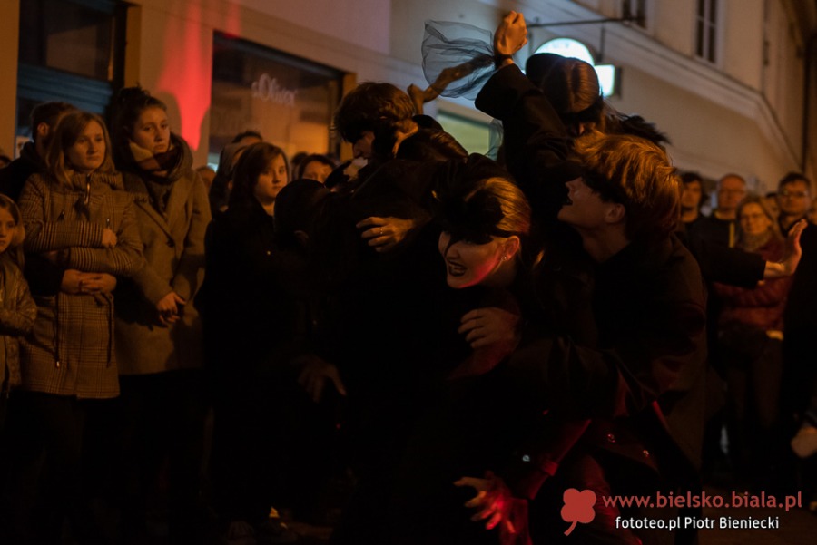 Wieczór grozy na ul. 11 Listopada. Upiory i duchy wyszły po zmroku ZDJĘCIA