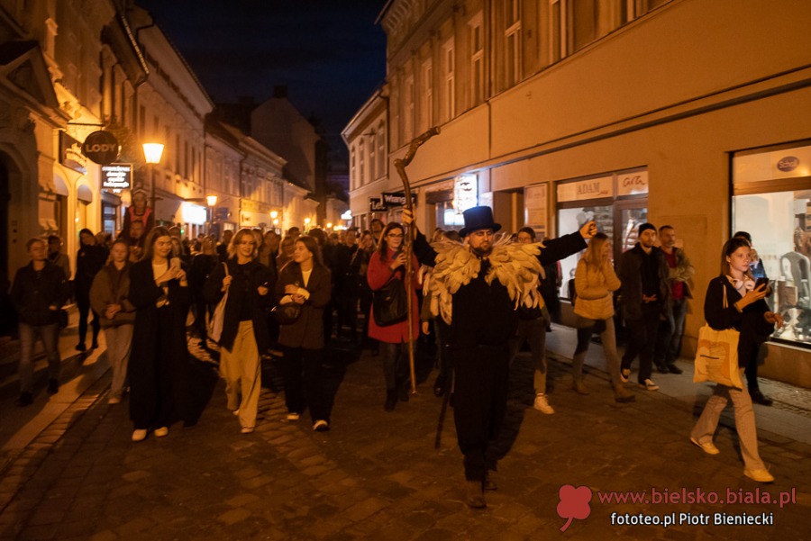 Wieczór grozy na ul. 11 Listopada. Upiory i duchy wyszły po zmroku ZDJĘCIA
