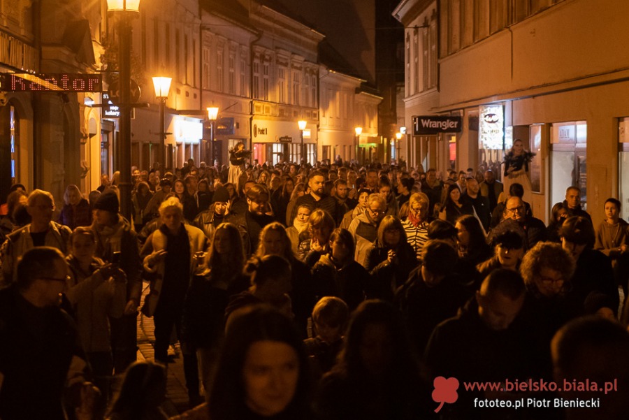 Wieczór grozy na ul. 11 Listopada. Upiory i duchy wyszły po zmroku ZDJĘCIA
