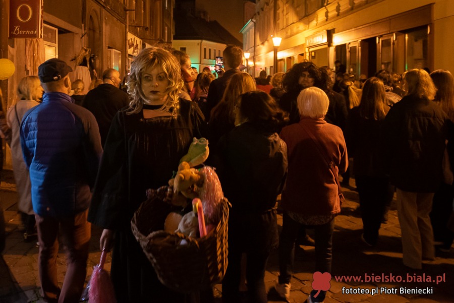 Wieczór grozy na ul. 11 Listopada. Upiory i duchy wyszły po zmroku ZDJĘCIA