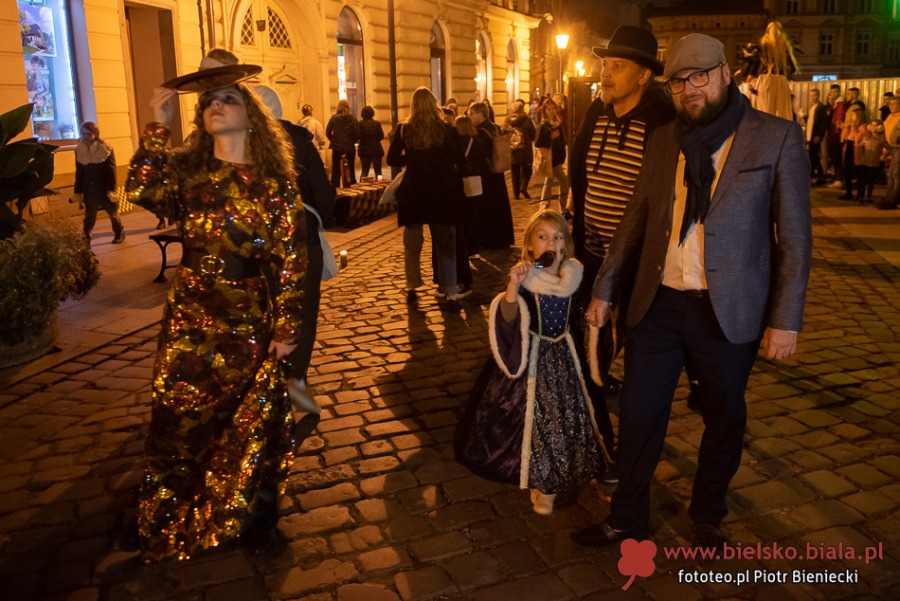 Wieczór grozy na ul. 11 Listopada. Upiory i duchy wyszły po zmroku ZDJĘCIA