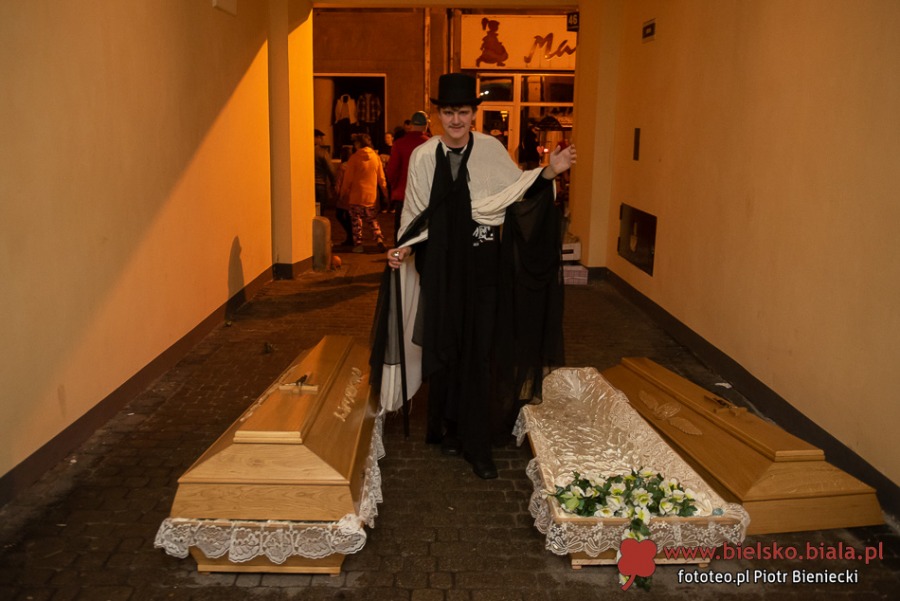 Wieczór grozy na ul. 11 Listopada. Upiory i duchy wyszły po zmroku ZDJĘCIA