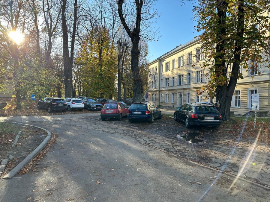 Samochody stoją gdzie popadnie. Przebudowa miejsc parkingowych na terenie szpitala