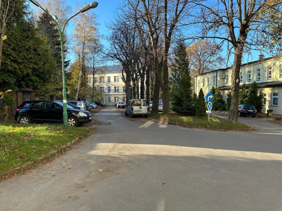 Samochody stoją gdzie popadnie. Przebudowa miejsc parkingowych na terenie szpitala