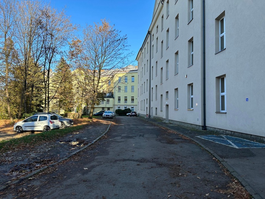 Samochody stoją gdzie popadnie. Przebudowa miejsc parkingowych na terenie szpitala