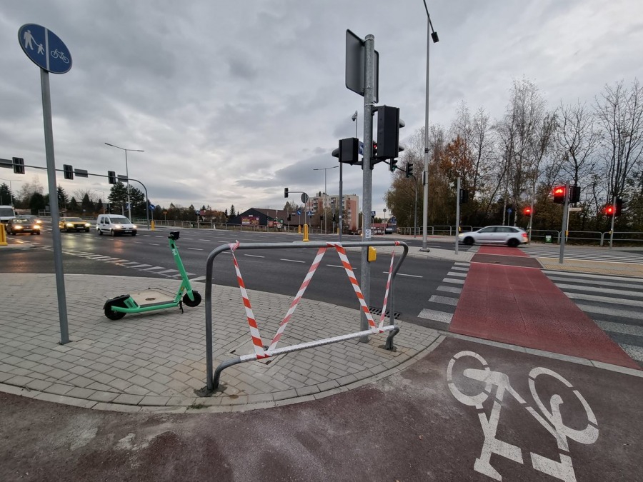 Podpory już stoją na skrzyżowaniach. Na razie są owinięte taśmą - foto