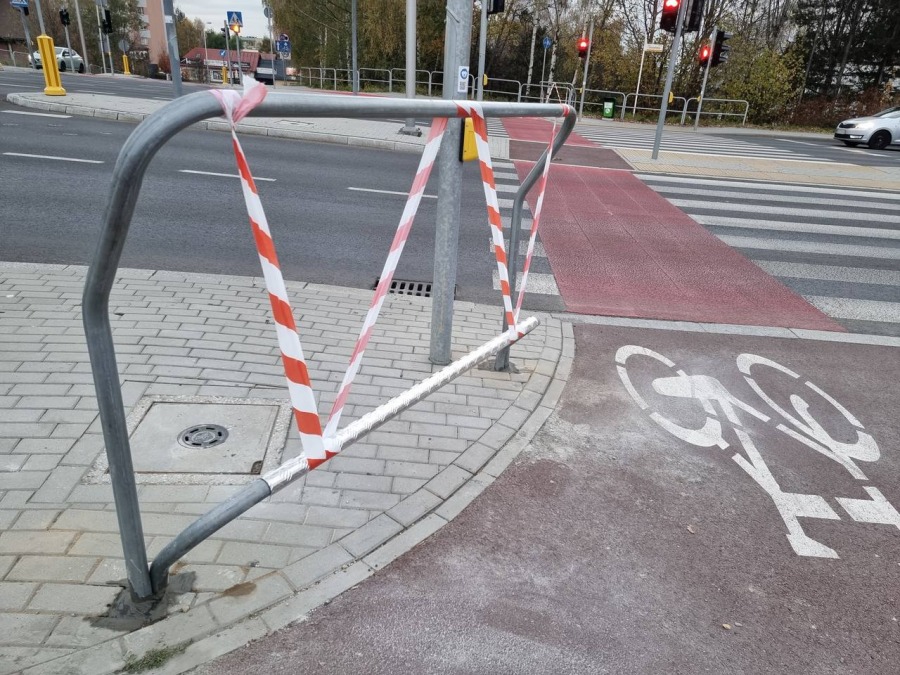 Podpory już stoją na skrzyżowaniach. Na razie są owinięte taśmą - foto