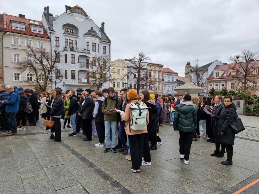 Młodzi bielszczanie śpiewają na Rynku. Melodie wszystkim dobrze znane i lubiane ZDJĘCIA