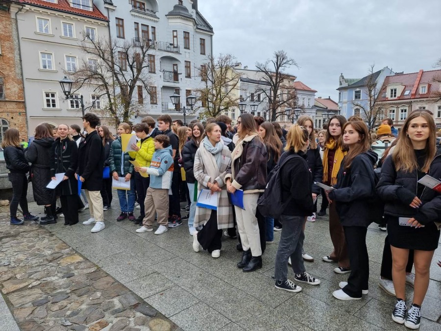 Młodzi bielszczanie śpiewają na Rynku. Melodie wszystkim dobrze znane i lubiane ZDJĘCIA