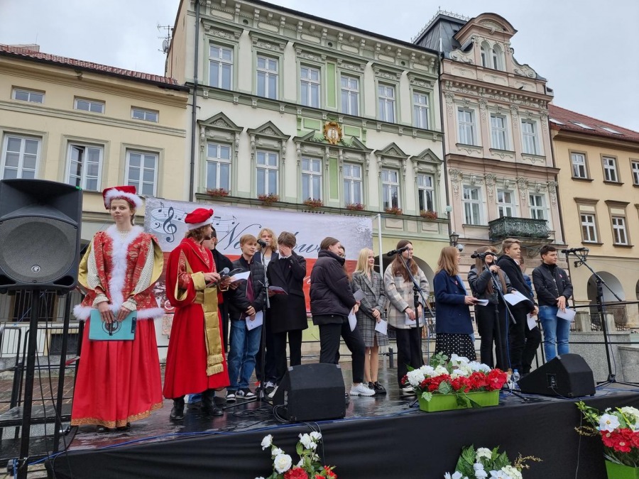 Młodzi bielszczanie śpiewają na Rynku. Melodie wszystkim dobrze znane i lubiane ZDJĘCIA