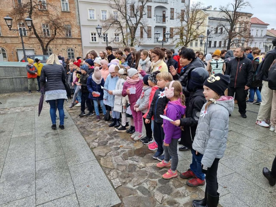 Młodzi bielszczanie śpiewają na Rynku. Melodie wszystkim dobrze znane i lubiane ZDJĘCIA