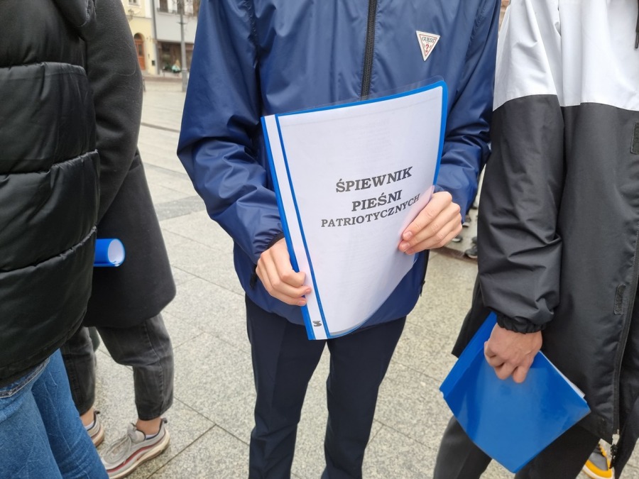 Młodzi bielszczanie śpiewają na Rynku. Melodie wszystkim dobrze znane i lubiane ZDJĘCIA